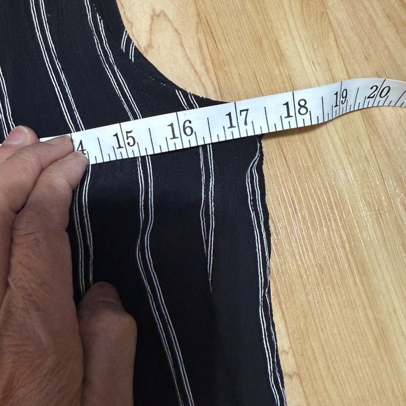 Nipon Studio Black and White Cardigan Sleeveless Slit on the side - Picture 10 of 10